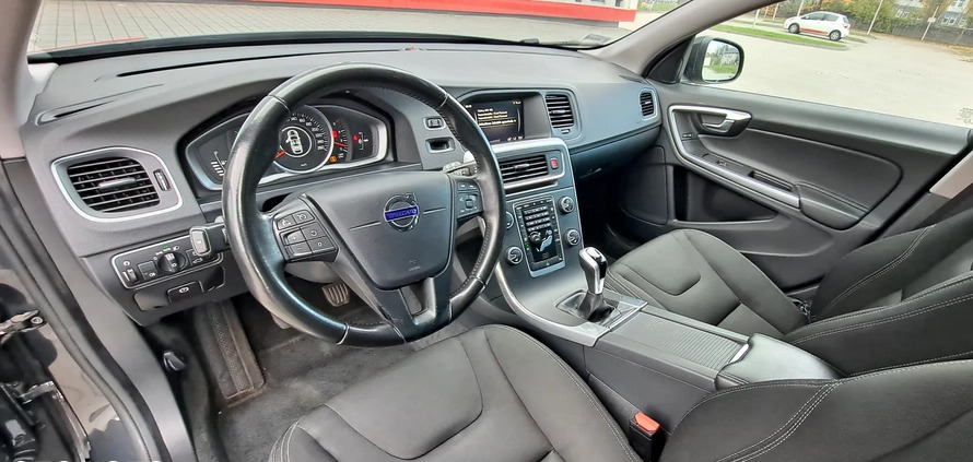 Volvo V60 cena 44900 przebieg: 207000, rok produkcji 2017 z Poznań małe 172